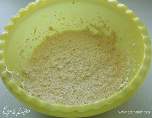 Сливочное масло взбить с сахаром до пышности. Добавить яйца по одному, взбивая после каждого.
