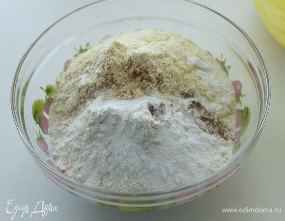 Смешать оба вида муки, разрыхлитель, корицу и соль.