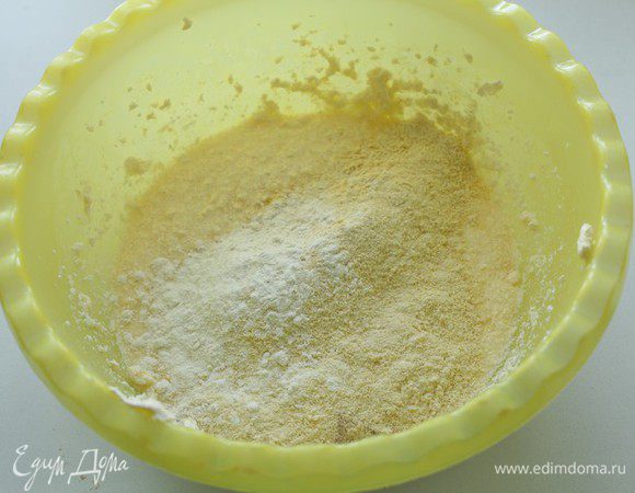 Добавить половину сухой смеси к масляной смеси, перемешать.