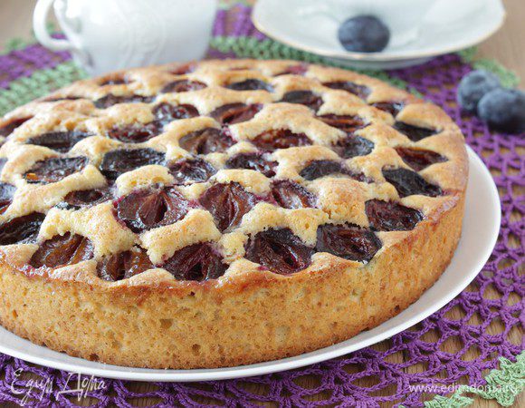 Выпекать в духовке, заранее разогретой до 180-200С около 50 минут, до сухой зубочистки. Перед подачей остудить.