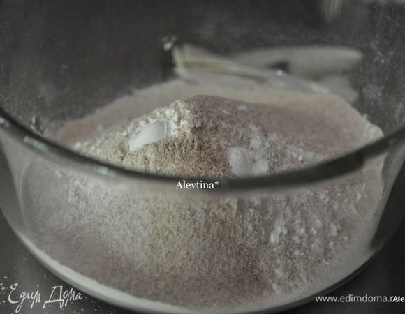 Разогреть духовку до 215 гр. Противни смазать маслом или выложить бумагу для выпечки. Смешать в емкости муку 2х видов,соль 1/4 ч.л и разрыхлитель.