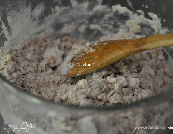 Порезать сливочное масло на кусочки. Выложить поверх смешанной муки. Пальчиками разминаем в крошку содержимое или рубим специальным приспособлением. Добавляем молоко 1/2 стакана и яйцо слегка взбитое, протертый сыр пармезан.