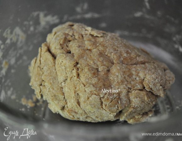 Замешиваем тесто руками. 