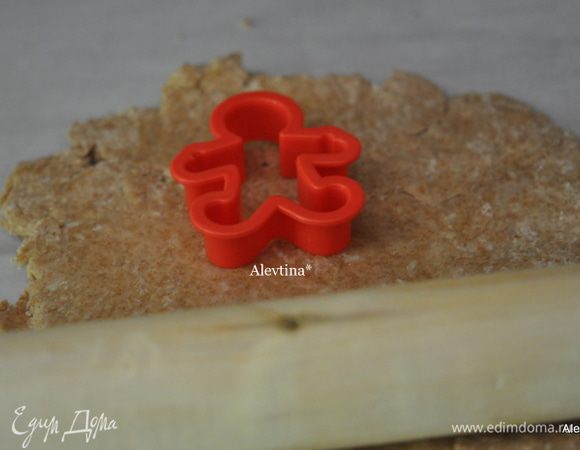 На рабочем столе раскатываем тесто не тонко, вырезаем формочкой имбирный человечек.
