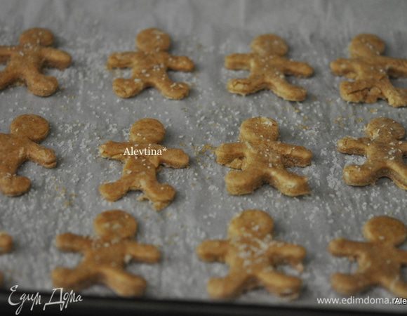 Выкладываем на противень всех человечков. Смажем молоком каждого, посыпаем крупной солью по желанию. Поставить в духовку на 15 мин.или слегка до золотистого цвета. 