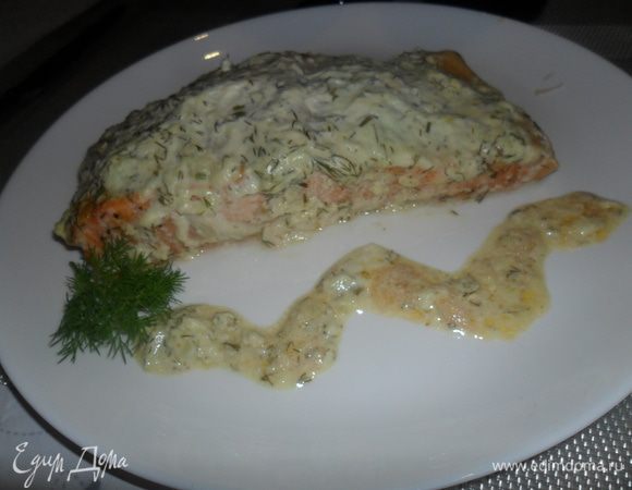 Рыбу вынуть из духовки, обильно полить соусом и вернуть обратно в духовку на 2-3 минуты.Достать и подавать. Очень сочно и вкусно. Угощайтесь!!!