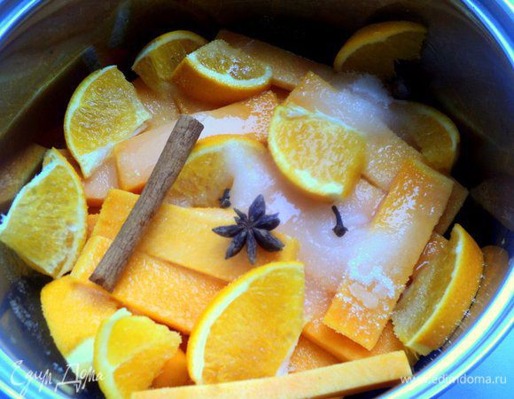 Из тыквы специальной ложкой вырезать шарики для украшения, остальную тыкву (для теста и для тыквенного мусса) порезать пластинками или кусочками, выложить в сотейник. Добавить сахар, воду, порезанный кусочками апельсин, палочку корицы, гвоздику, бадьян и варить 20 минут.