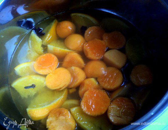 В оставшемся ароматном соке проварить тыквенные шарики в течении 5 минут, затем огонь выключить, добавить коньяк и оставить шарики мариноваться в течении 20-25 минут. Затем тыквенные шарики выложить на тарелку и охладить, они нам понадобятся для украшения.