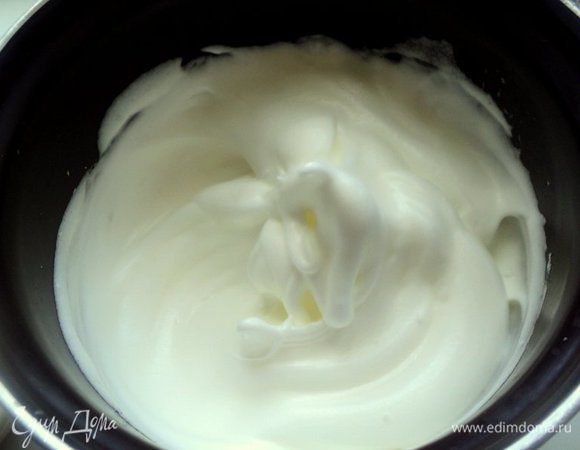 Смешать муку, сахар, ванильный сахар, разрыхлитель, просеять три раза.
Белки взбить в крепкую пену.
