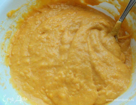 Желтки, 250 г тыквенного пюре, растительное масло, цедру лимона взбить миксером. Добавить мучную смесь и перемешать.

