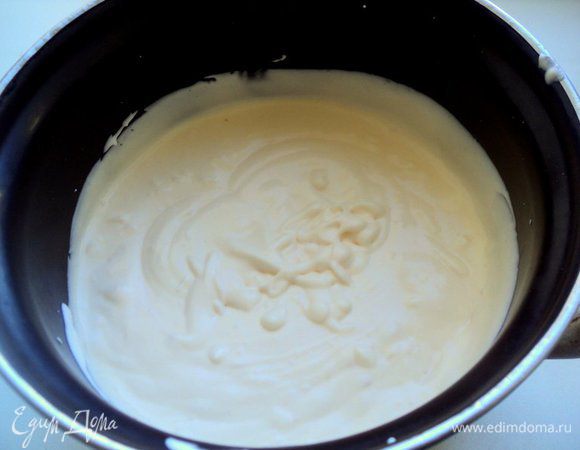 Для сливочного суфле: соединить сливки 33%, йогурт, сахар, ванильный сахар и взбить миксером  в пышный крем. Не переставая взбивать, ввести распущенный желатин (подготовленный, как указано выше).