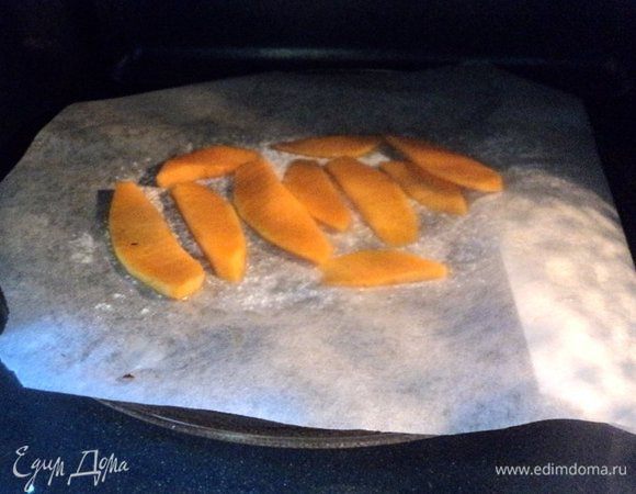 Для украшения подготовим чипсы из тыквы и яблока. Тыкву и яблоко порезать тонкими пластинками. Лист бумаги для выпечки смазать растительным маслом, выложить на него пластинки яблок и тыквы. Готовить  в микроволновке  2.5-3 минуты при максимальной мощности.