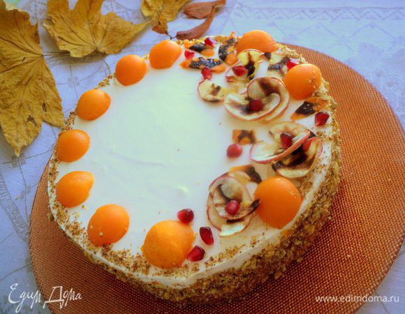 Бока торта обсыпать крошкой из бисквита, к которую можно добавить дробленные грецкие орехи. Украсить торт шариками из тыквы, цветочками из тыквенных и яблочных чипсов, ежевикой.
