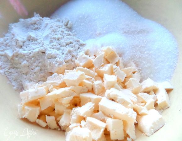 Для начинки снова берём масло, муку,ваниль (0,5 ч.л.) и сахар (я уменьшила, Вы можете брать больше). Растираем вначале ложкой.