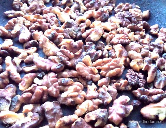 Орехи обжарить, поломать.