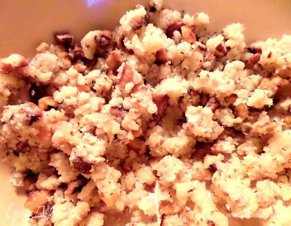 Перетираем теперь рукой начинку в крошку.