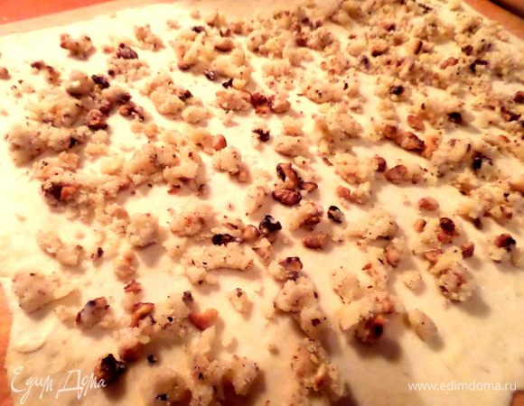 Тесто раскатываем в пласт. Я поделила тесто пополам и получилось два пласта.