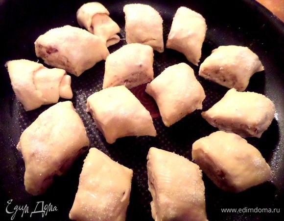 Верх смазываем желтком или топлёным маслом или просто молоком и посыпаем сахаром (хорошо бы коричневым!). Переносим на непригораемую форму. Получается две такие формы.