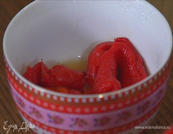 Сладкий перец запечь в разогретой духовке, а затем поместить на некоторое время в плотно закрытый целлофановый пакет. Когда перец пропотеет, очистить его от кожицы и удалить семена.