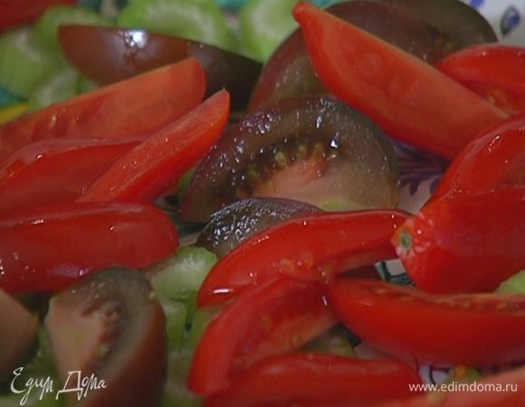 Все помидоры нарезать дольками.