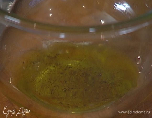 Приготовить заправку: соединить сахар, соль и молотый перец, влить оливковое масло Extra Virgin, уксус и перемешивать, пока сахар не растворится.