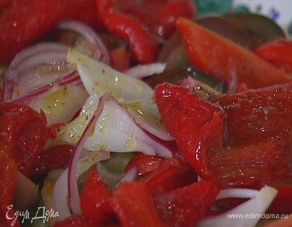 Сельдерей, помидоры, лук (без жидкости) и измельченный руками запеченный перец выложить в салатницу и полить 3/4 заправки.