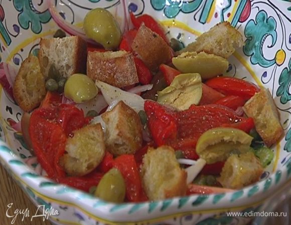Сверху разложить сухарики из хлеба, оливки и каперсы, полить все оставшейся заправкой.