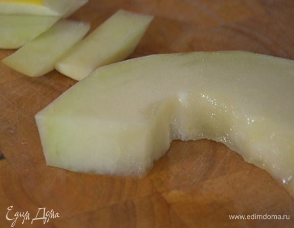 С дыни срезать корочку.