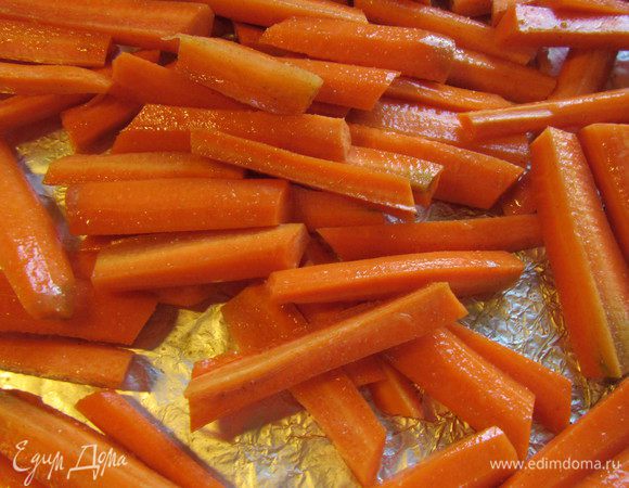 Морковь режем крупными брусочками и выкладываем ее в форму для запекания. Посыпаем ее кориандром и поливаем 2 ст.л. оливкового масла. Перемешиваем и запекаем минут 20 (или до желаемой степени готовности: кто-то любит помягче, а кто-то наоборот) в духовке 200 гр. Я ее подольше держала.