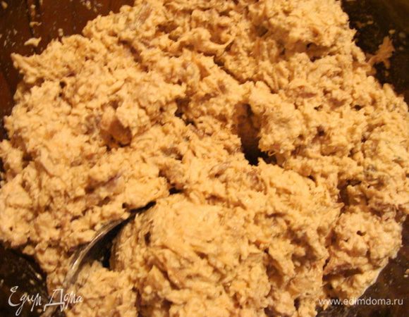 Добавить 150г сметаны и немного бульона от рыбы, примерно 150 - 200мл на такое количество у меня было.
Сливки взбить в пену и половину добавить в рыбную массу(можно использовать 10% сливки, в этом случае они конечно не взобъются в пышную пену, но облегчат каллорийность блюда).
Желатин (4 с/л с верхом!), предварительно замочить в 400мл воды, когда разбухнет, развести не медленном огне, не доводя до кипения.
В рыбную массу вылить немногим больше половины (смотрите по получившемуся количеству и соотношению рыбной и сырно-сливочной массы)