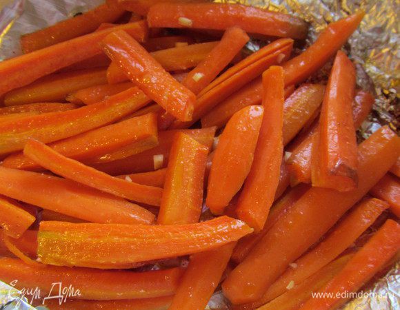 Достаем морковь из духовки, поливаем заправкой. По вкусу можно ее посыпать немного перчиком чили, нарезанным колечками (я этого не делала). Посыпаем ее рубленой кинзой или петрушкой. Я здесь немного отошла от рецепта и вернула морковь, уже заправленную, в духовку на некоторое время. На Ваше усмотрение.  
