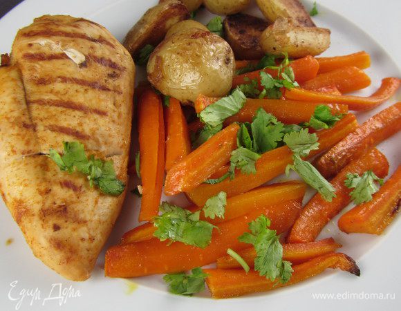 Подаем в качестве гарнира к мясу или птице. У меня такая морковка сопровождала куриную грудку, приготовленную на сковороде-гриль. Приятного аппетита)