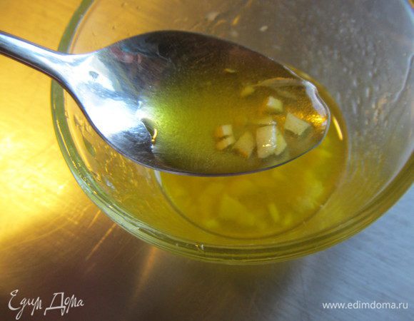 Для заправки смешиваем 2 ст.л. оливкового масла, мед, лимонный сок и измельченный зубчик чеснока.
