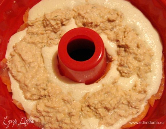 Вылить сначала сырно-сливочную смесь. Дать немного застыть в холоде.
Сверху распределить рыбную смесь.
Для того, чтобы блюдо не делилось четко на сырную и рыбную часть, я не дала сырной части сильно застыть.