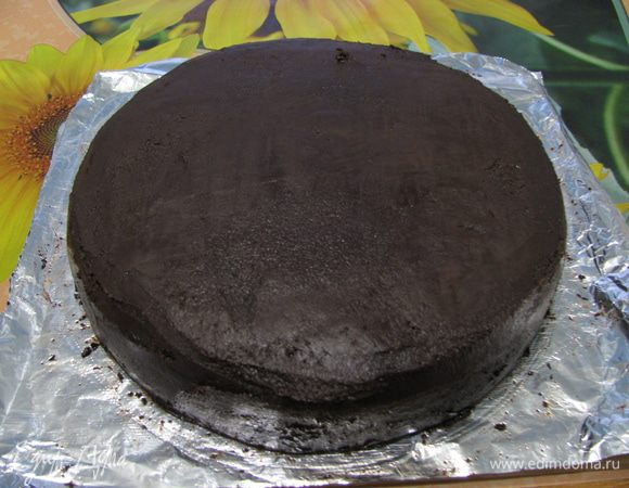 Достаем торт из холодильника и начинаем выравнивать поверхность под мастику.Убираем торт до застывания в холодильник