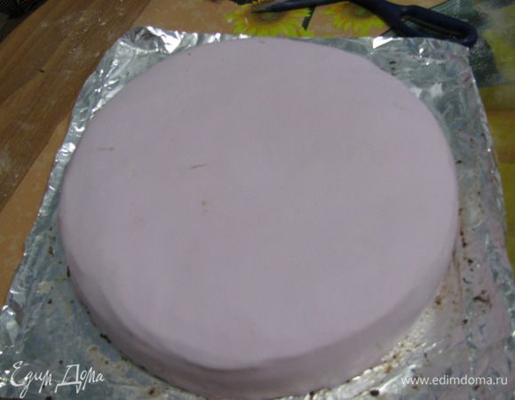 Готовим мастику: у меня нет микроволновки поэтому я на водяной бане нагрела конфеты до увеличения в объеме и вывалила их в сахарную пудру,предварительно просеянную. В одну часть мастики добавила краситель вторую часть оставила белой