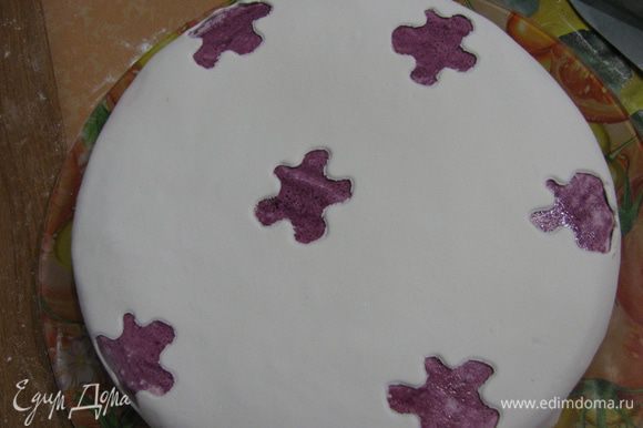 Обтягиваем торт сначала цветной мастикой, затем белой. В белой я вырезала цветочки. Я побоялась что цвет будет не яркий и цветную мастику еще подкрасила кисточкой сверху, зря не очень красивая текстура получилась.