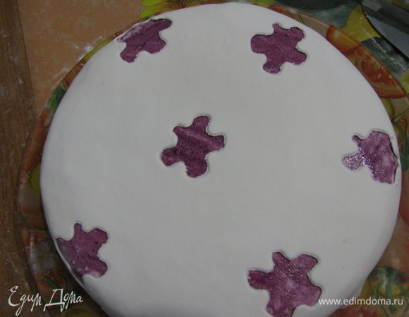 Обтягиваем торт сначала цветной мастикой, затем белой. В белой я вырезала цветочки. Я побоялась что цвет будет не яркий и цветную мастику еще подкрасила кисточкой сверху, зря не очень красивая текстура получилась.