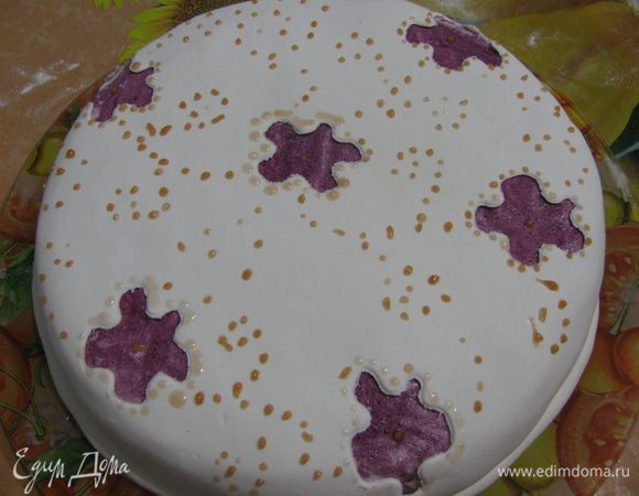 Далее гелиевым карандашом нарисовала узор. И понизу жгутик из мастики