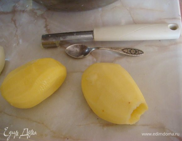 Сделать отверстие в картофеле, как можно потоньше.