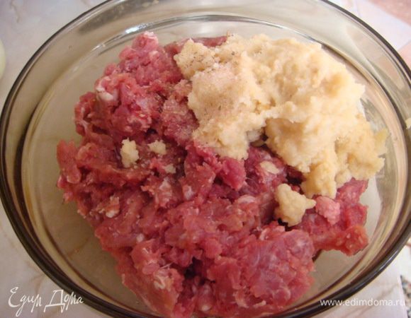 Фарш говяж.-свин. 350 гр.,один кусочек батона залить молоком и вместе с луком 1 шт. перемолоть блендером+в фарш +специи по вкусу и перемешать
Начинить картофель.