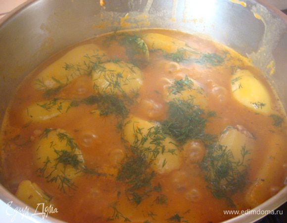 Подлива: в сковороде разогреть масло +морковь на терке и лук порезать,обжарить +муку перемешать 6 ст.л.+томатную пасту 2 ст.л.,все обжарить.Тем временем в кастрюле закипает вода 1.200 л. добавляем нашу обжарку,хорошо перемешать и выложить картофель+специи по вкусу.Подлива должна покрыть картофель.
По окончании готовки можно +свежию зелень.
Готовим 30 минут.