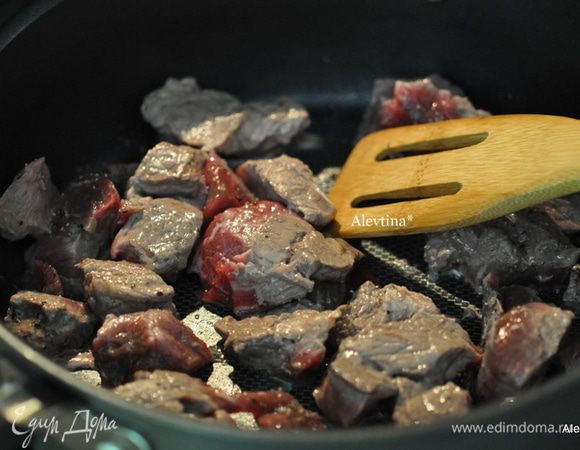 Говядину посолить и поперчить. Разогреть на сковороде масло, обжарить говядину со всех сторон примерно 10 мин. переложить в жаровню или в кастрюлю с тяжелым дном.