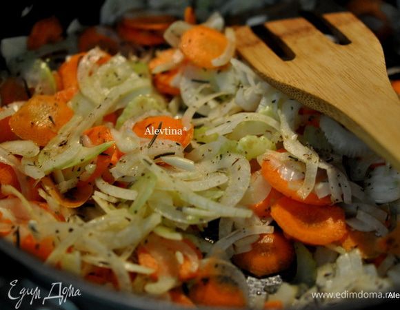Овощи как сельдерей, морковь и лук,чеснок порезать вручную или в кухонном комбайне. Выложить овощи на сковороду и обжаривать помешивая 8 мин.