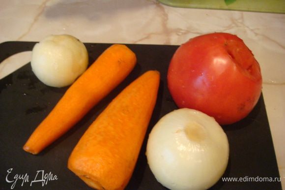 Начинка: 1 морковь на терке+1 лук на сковороду с подогретым растит.маслом 3 ст.л ,жарим до готовности +специи и соль по вкусу.