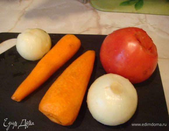 Начинка: 1 морковь на терке+1 лук на сковороду с подогретым растит.маслом 3 ст.л ,жарим до готовности +специи и соль по вкусу.