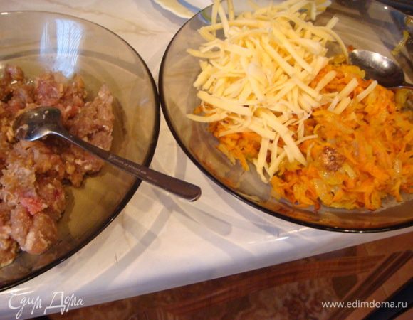 К готовой овощной начинке + сыр 70 гр.,перемешать-это первая начинка и моя любимая.
Вторая начинка как обычно мясна,обязательно к фаршу +лук,для сочности и вкуса,порезать помельче,если фарш суховат + воды+соль и специи.