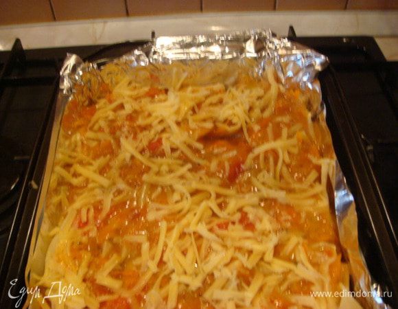 Выливаем подливу на макароны, сверху досыпать оставшийся сыр.