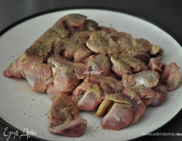 Посолить и поперчить желудочки сердечки,добавить чесночной специи сухой. Перемешать.
