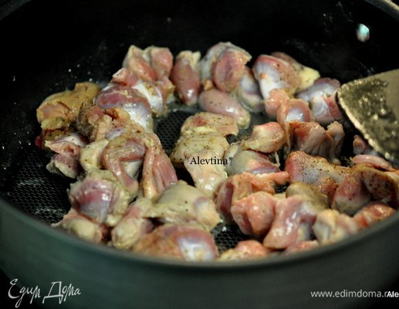 Обжарить на горячей сковороде с маслом на высоком пламмени несколько минут, затем убавить, закрыть крышкой и тушить 30мин. Переложить на тарелку.